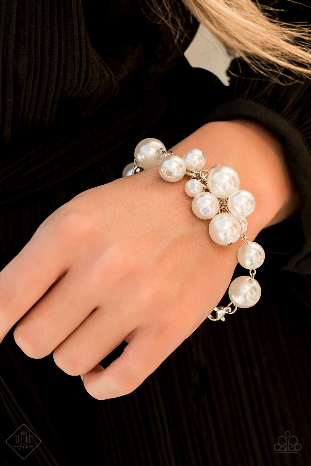 Girls in Pearls Fashion Fix White Bracelet November 2019 - TheMasterCollection